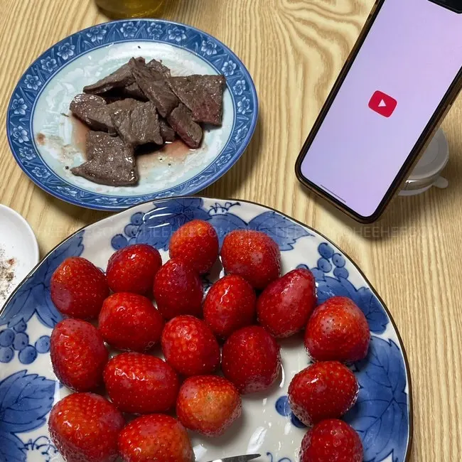 Phone mounted at a dining table