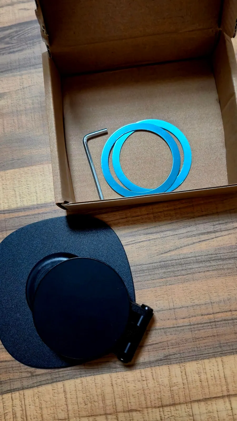 Metal stand compatible with MagSafe cases