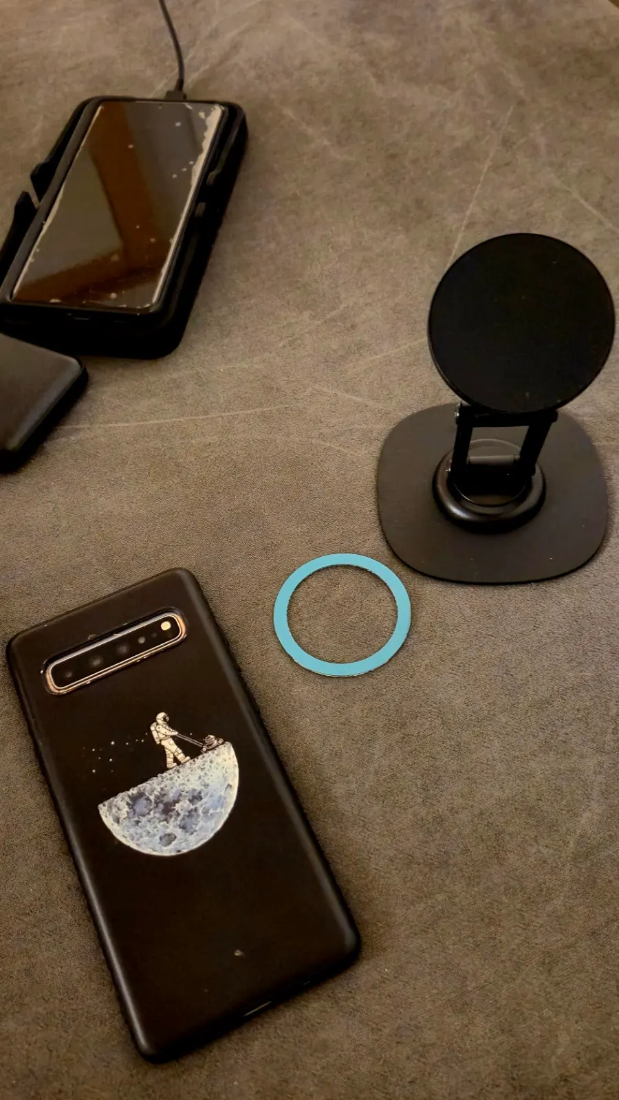 Silver-tone metal smartphone stand