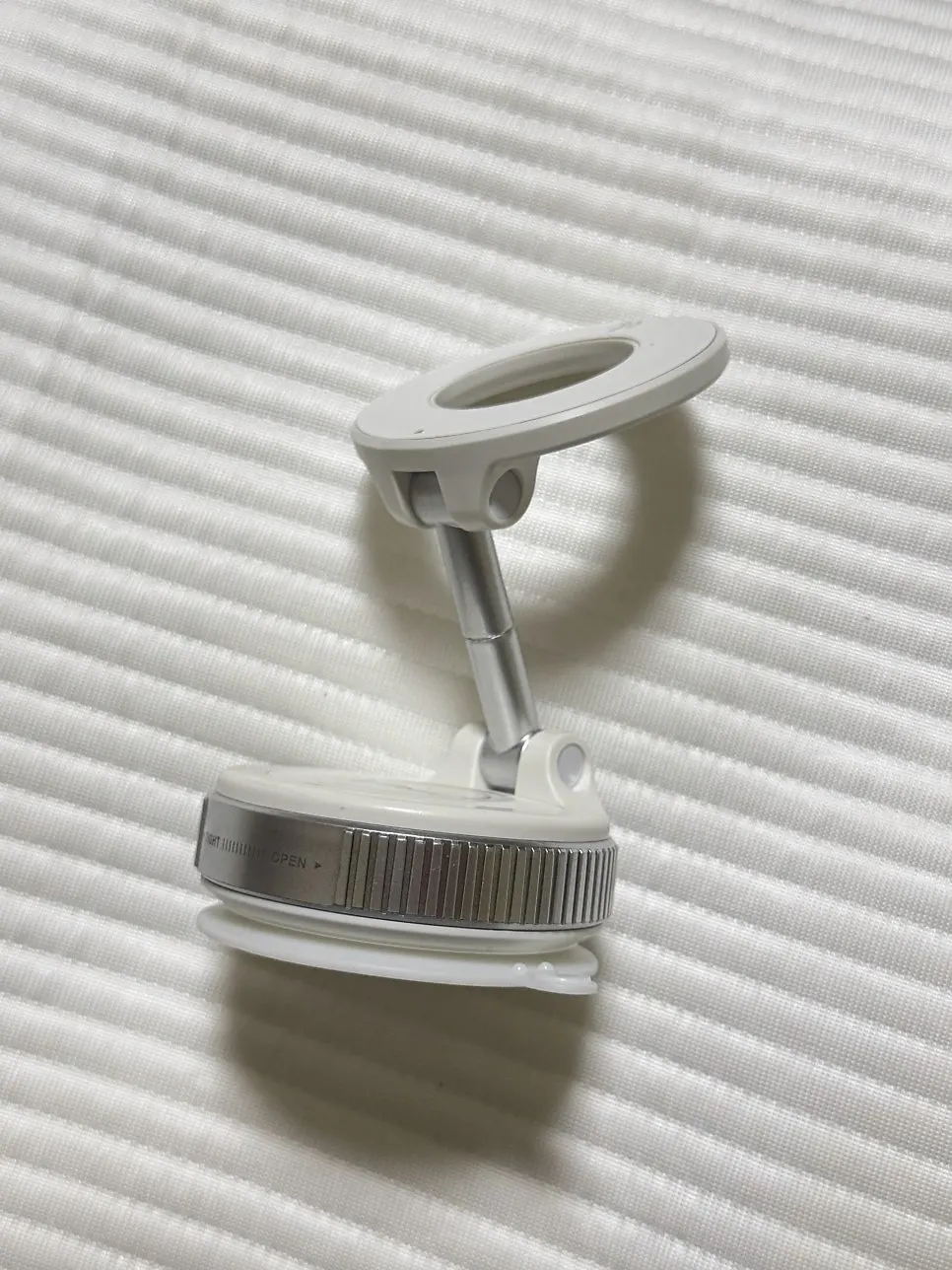 Suction stand for mirrors and flat surfaces