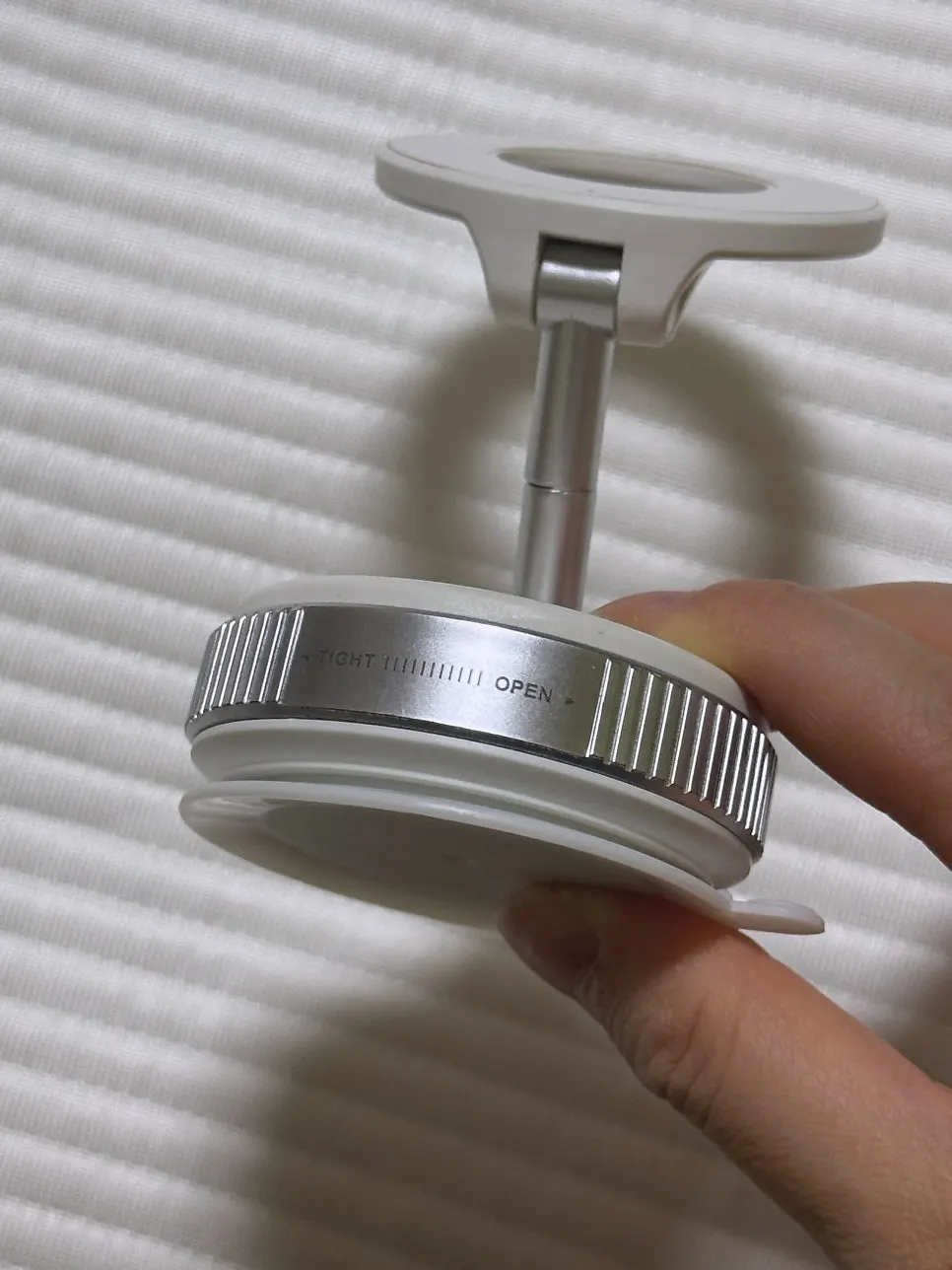 Compact stand that is easy to carry
