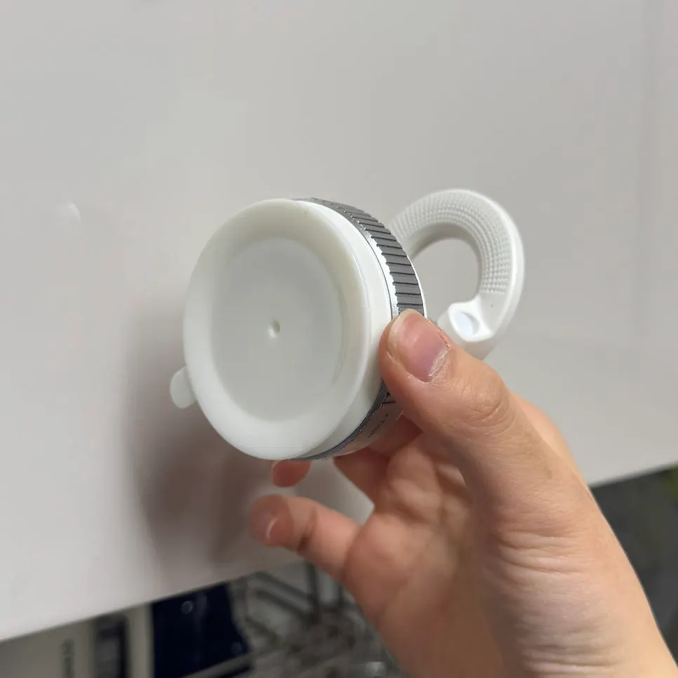 Using the suction pad after wiping it dry