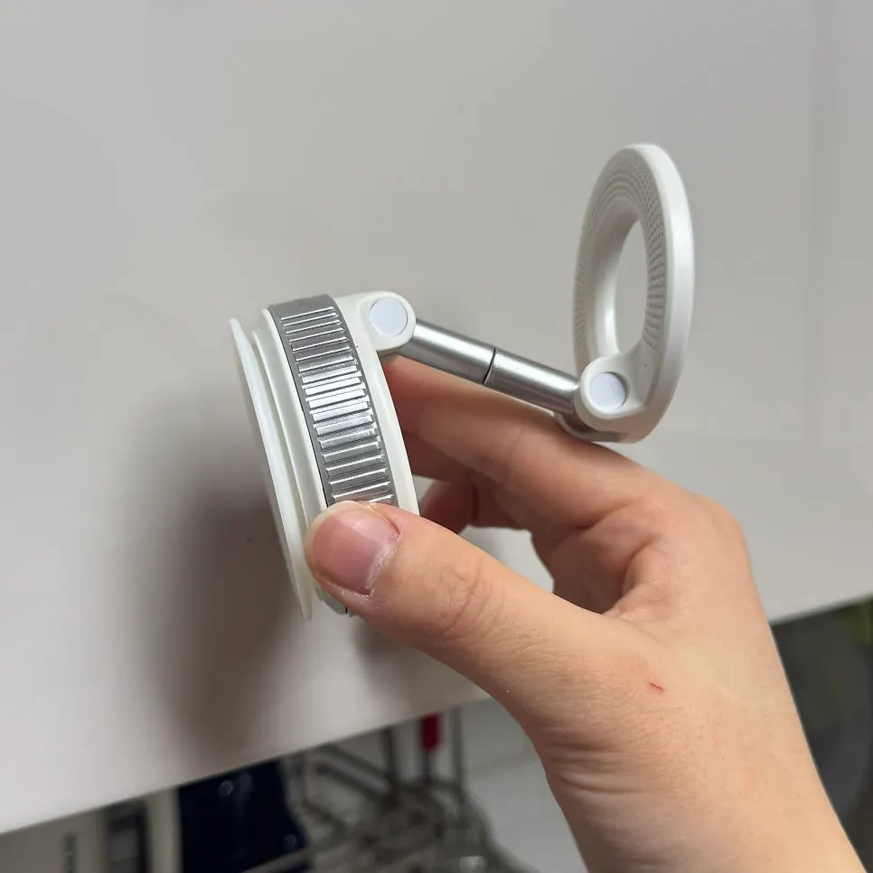 Suction pad and attachment surface before mounting