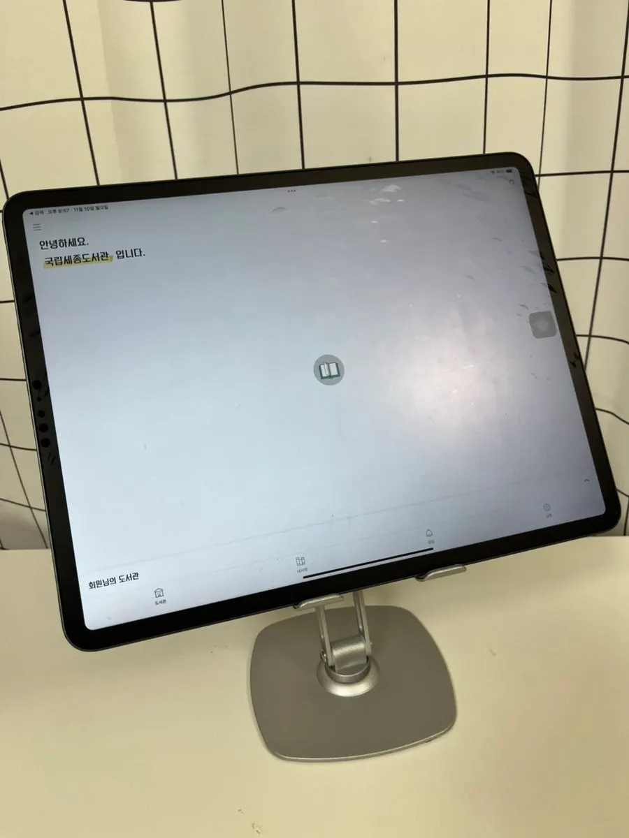 Vitinya stand holding a tablet