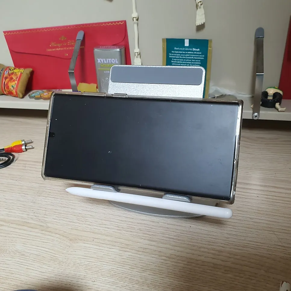 Stand that can also hold a smartphone