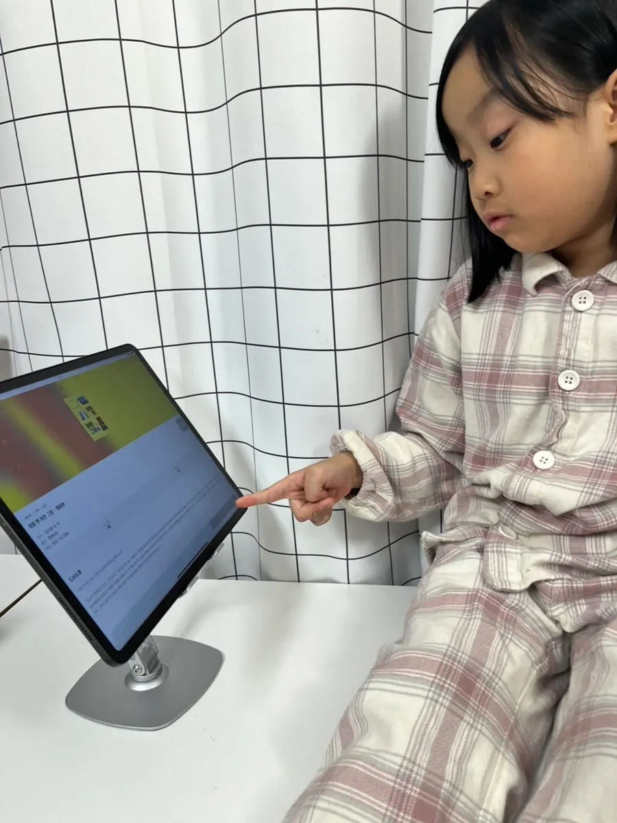 Using a magnetically mounted tablet stand