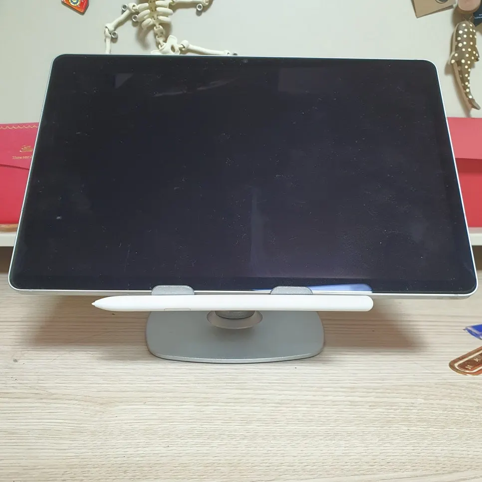 Galaxy S9 FE 5G mounted on the stand