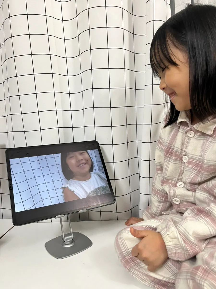 Tablet stand used in everyday life