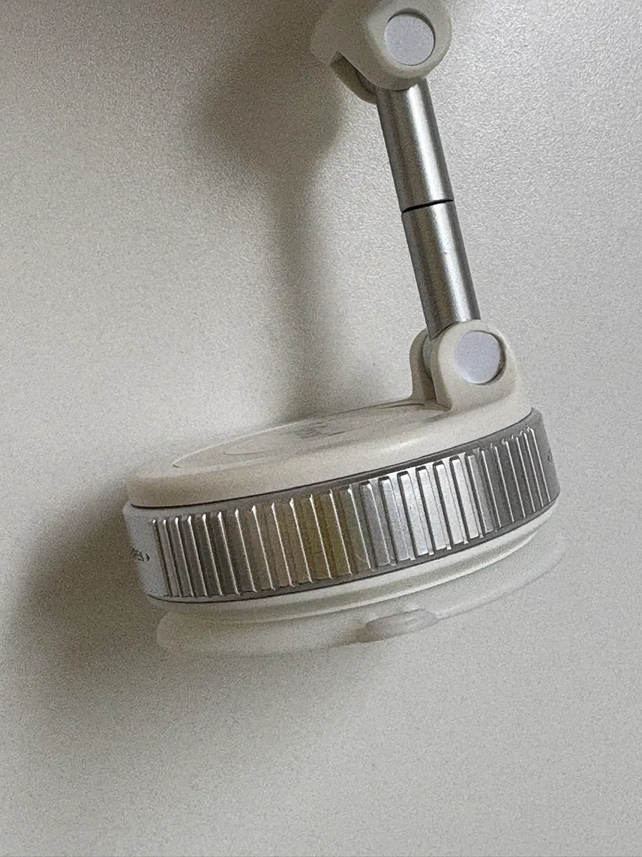 Vacuum suction car mount