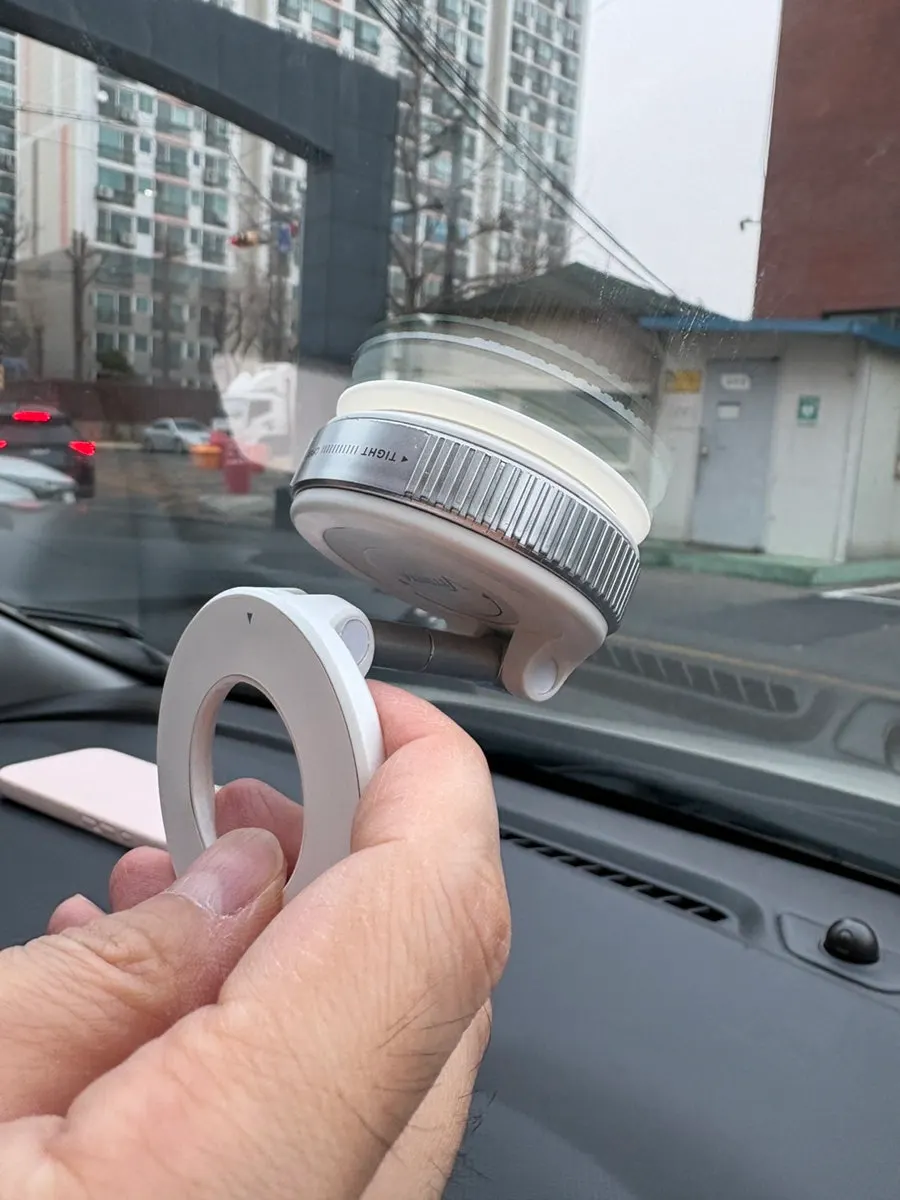 Dashboard pad and attached mount
