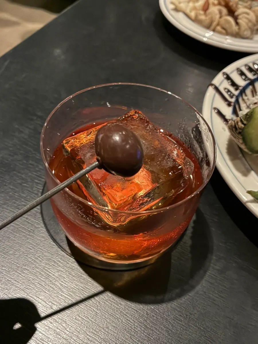 치즈크래커와 견과류, 올리브가 담긴 접시