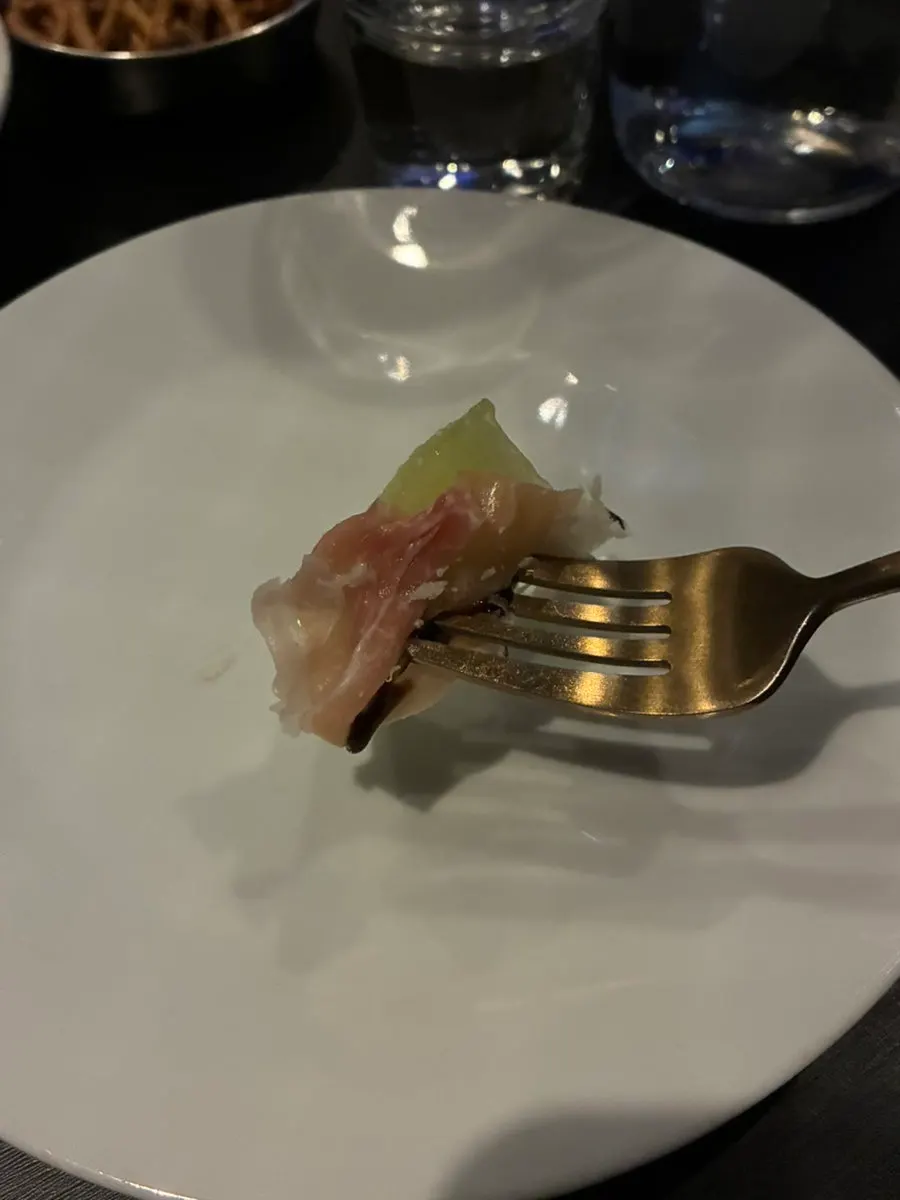 칵테일과 멜론 하몽 플레이트 함께 놓인 테이블