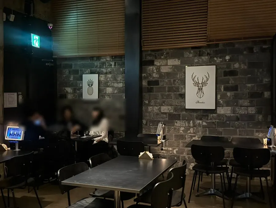 단체 착석이 가능한 비터스 테이블석
