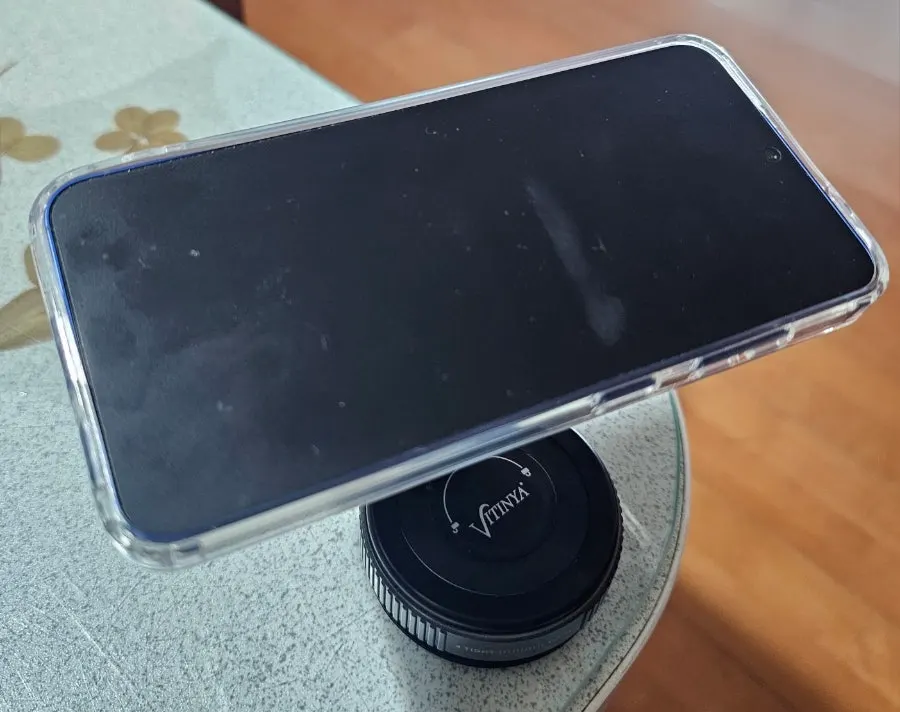 Adjusting the angle of a car phone mount