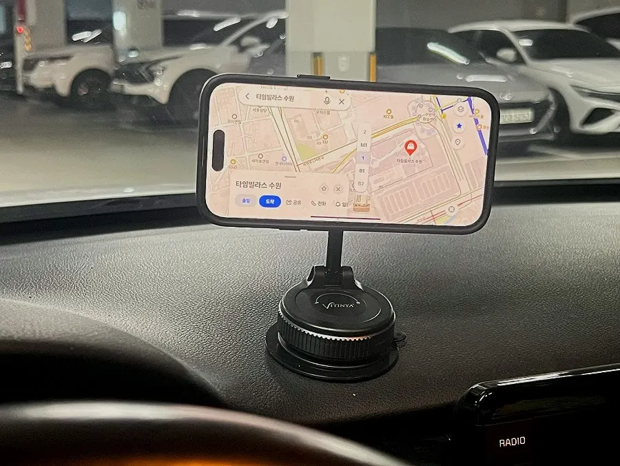 MagSafe-compatible car phone mount