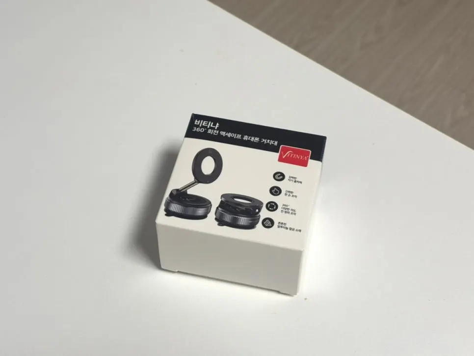 MagSafe mount with one-handed attachment and removal