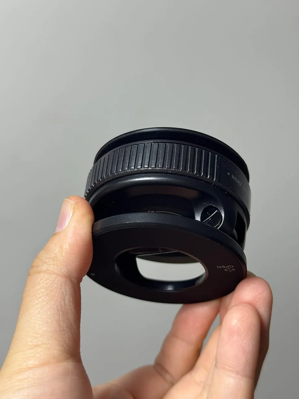 Magnetic attachment and removal on a MagSafe-compatible car phone mount