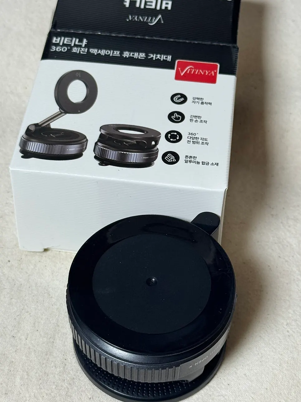 Car phone mount emphasizing holding power and angle adjustment