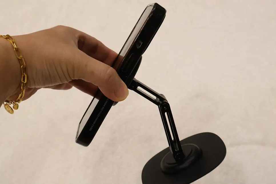Foldable MagSafe stand that is easy to carry
