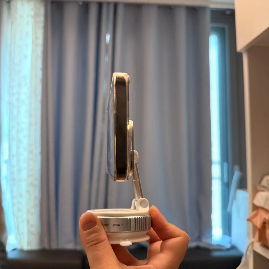MagSafe car phone mount in real use