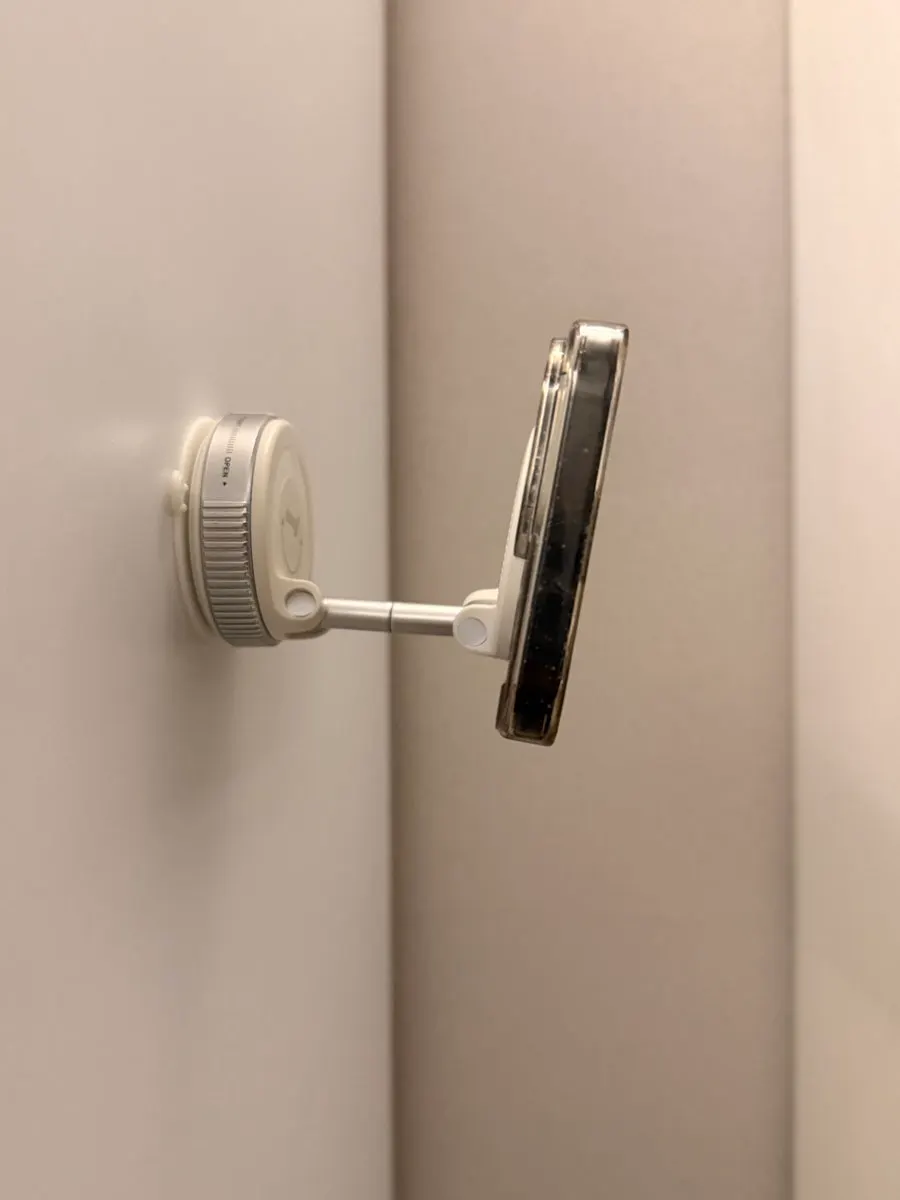 Adjusting the angle of the car phone mount