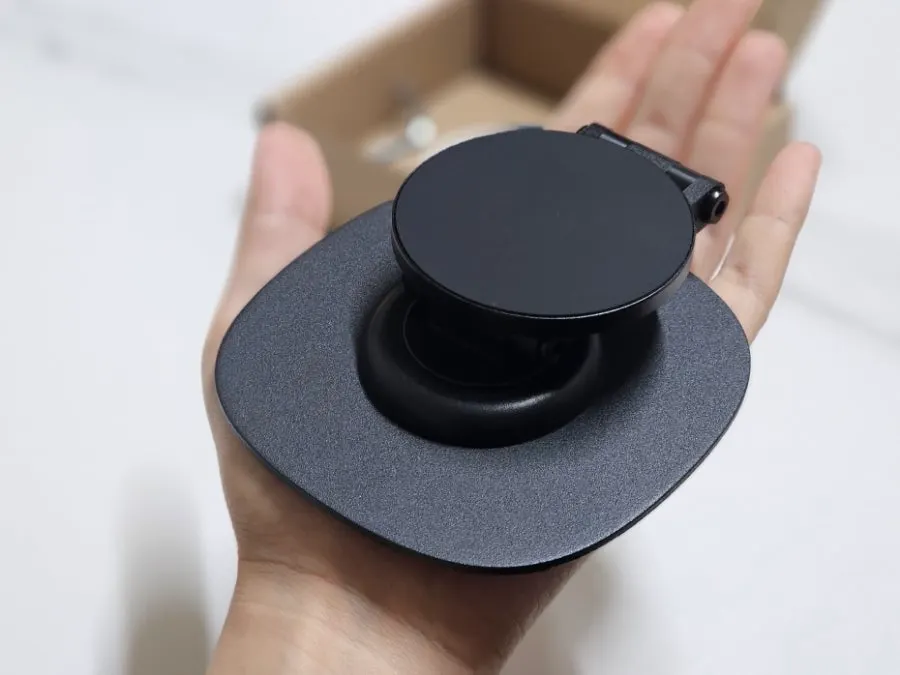 Stand base with silicone pads