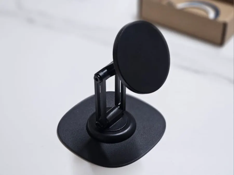 Foldable tablet stand for carrying