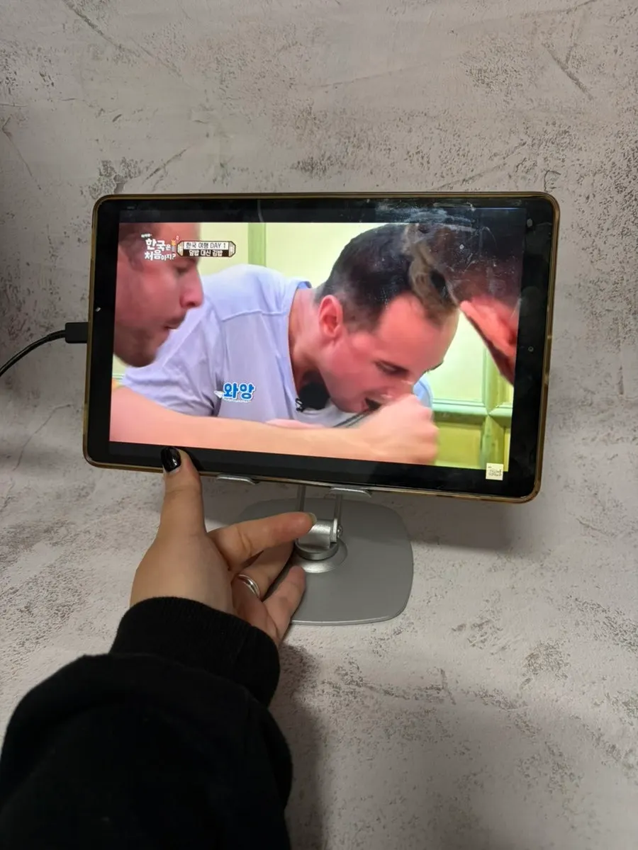 Tablet stand with height adjustment