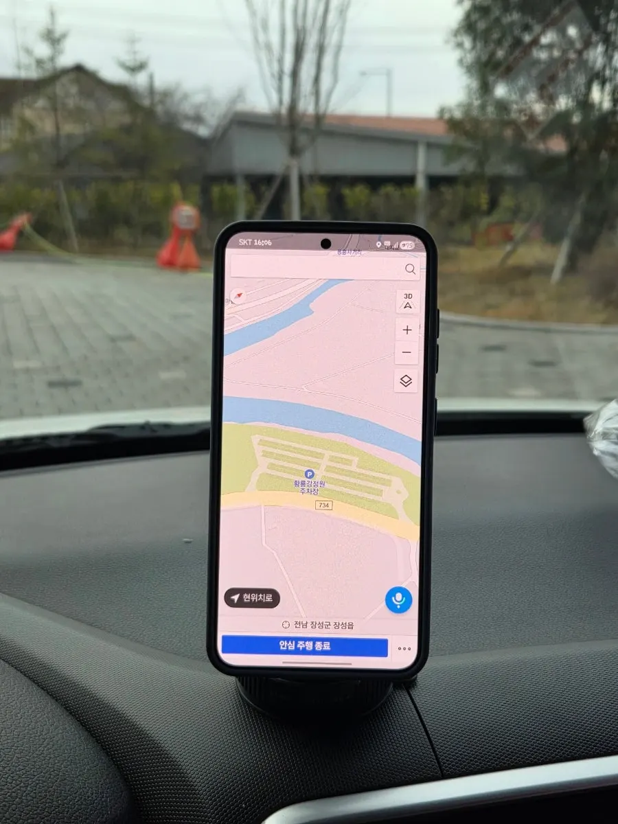 Car phone mount suction pad installed