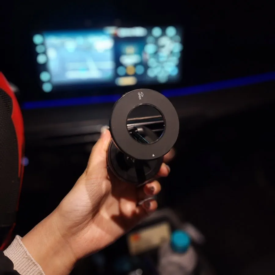 Dial-operated vacuum suction smartphone mount
