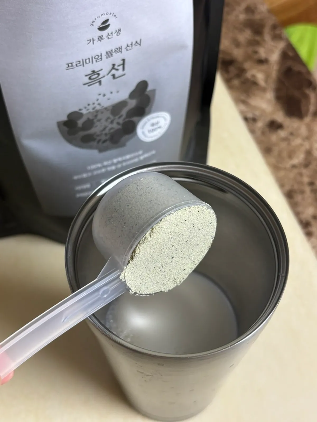 Heukseon meal powder mixed with milk for drinking