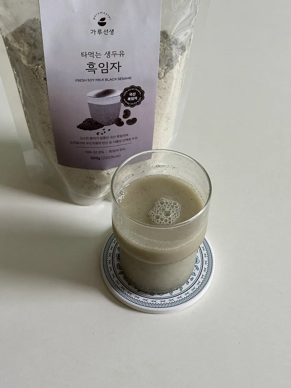 잔에 완성된 흑임자라떼