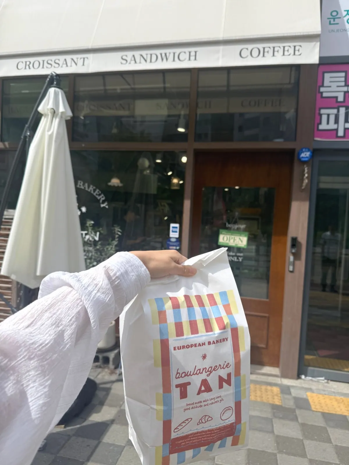 Exterior of Boulangerie Tan Unjeong Main Branch on the 1st floor of Farm Star Tower in Paju