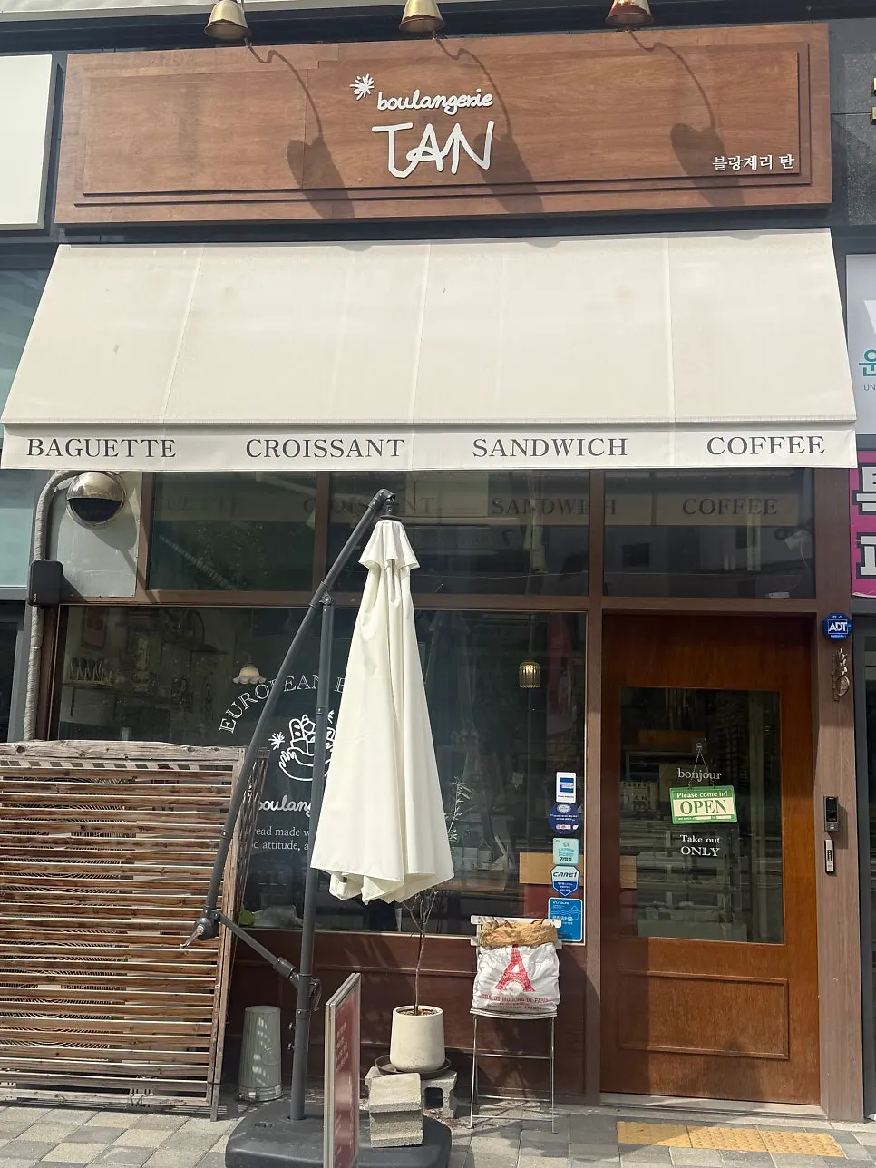 Storefront view of Boulangerie Tan Unjeong Main Branch