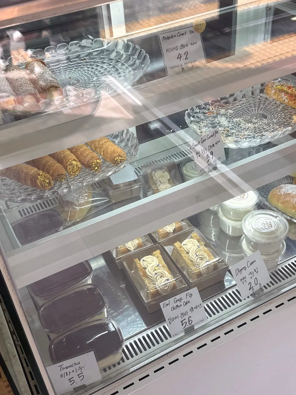 Display corner with cornet pies