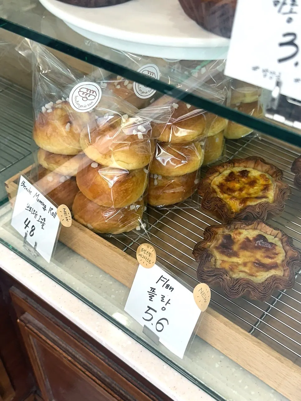Dessert pastry display case at Boulangerie Tan Unjeong Main Branch