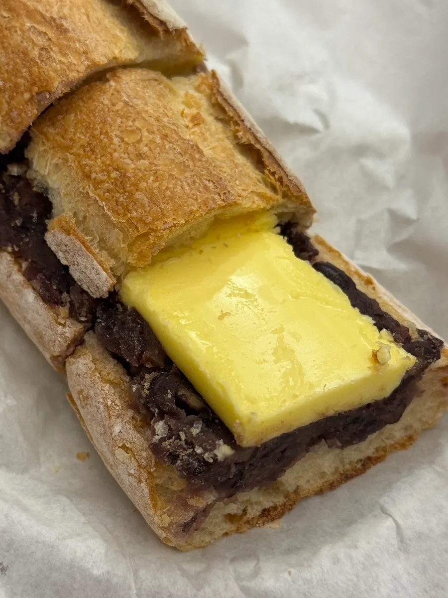 Eating angbutter with coffee