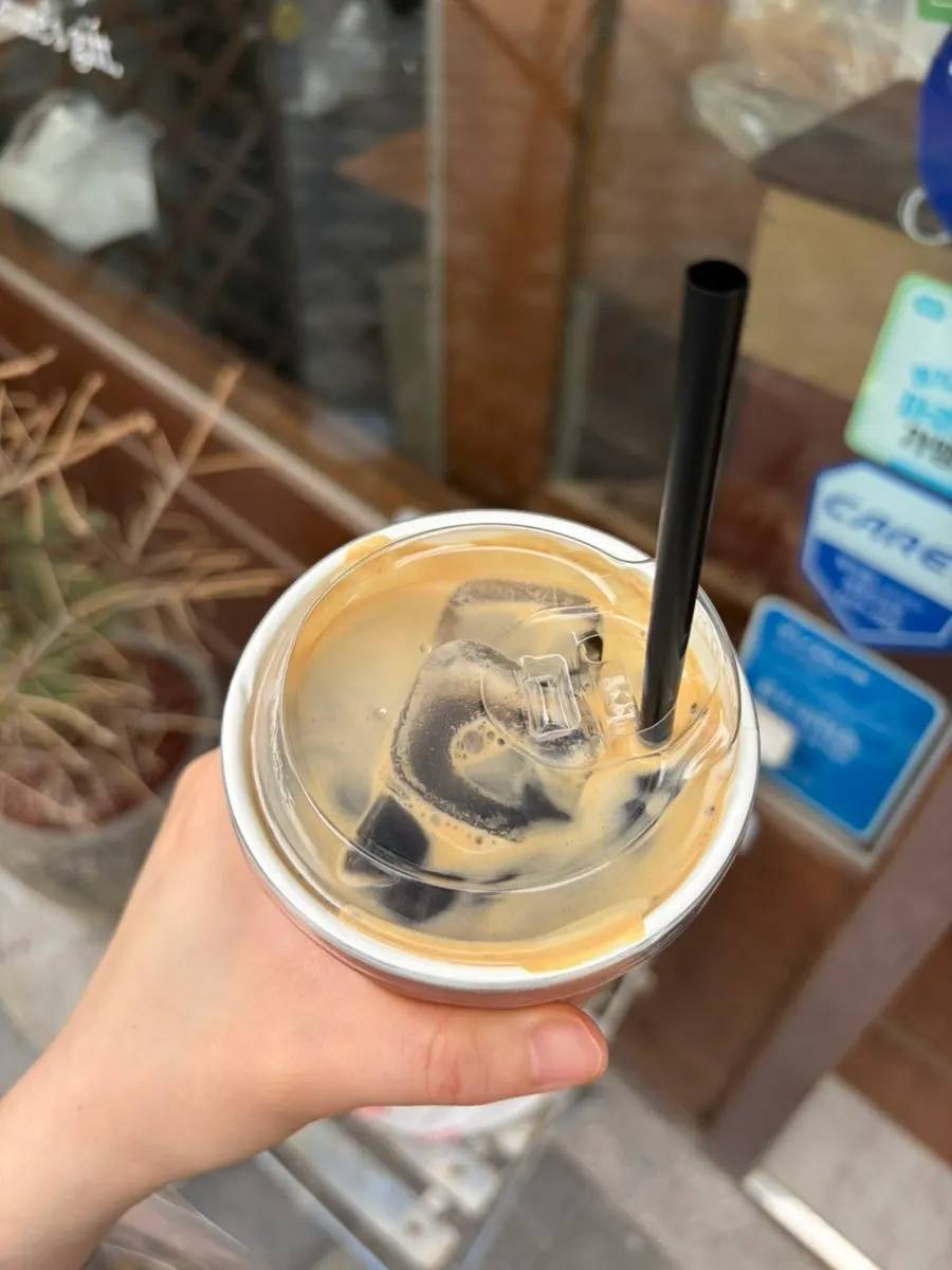 픽업한 빵과 아이스아메리카노