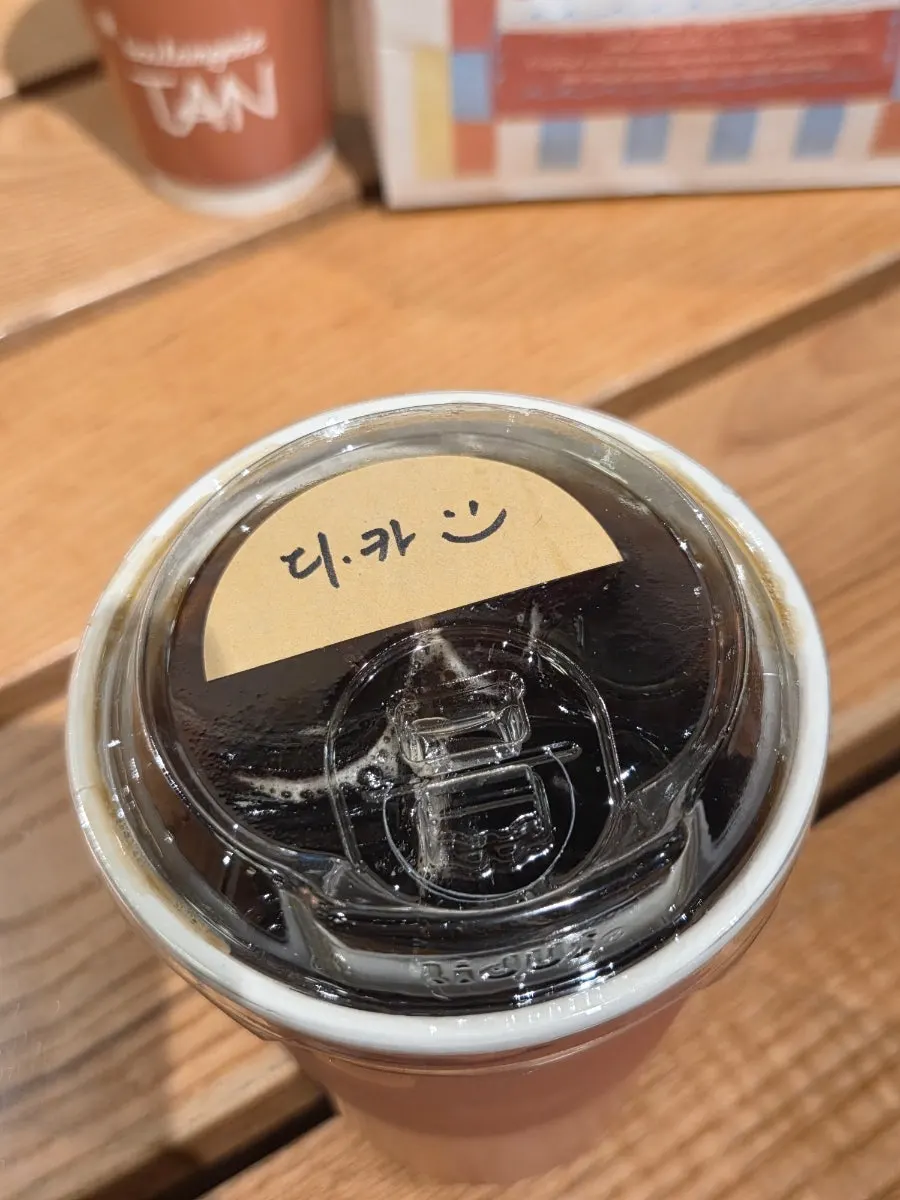 블랑제리 탄 소금빵 진열대 클로즈업