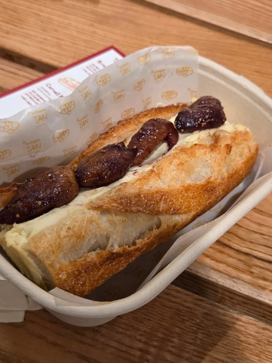 테이블에 놓인 앙버터 소금빵과 아메리카노