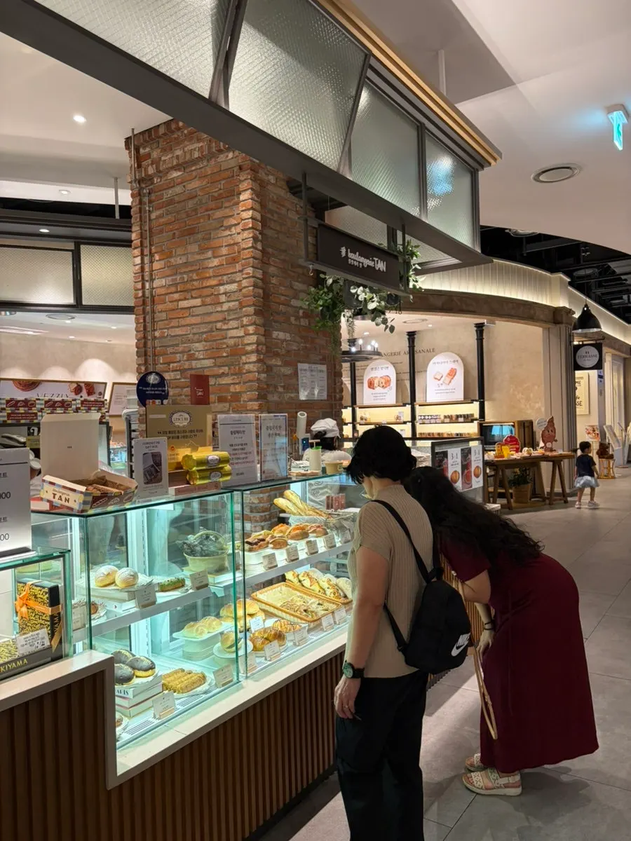 Boulangerie Tan storefront in the basement 1st floor food hall of Hyundai Department Store KINTEX