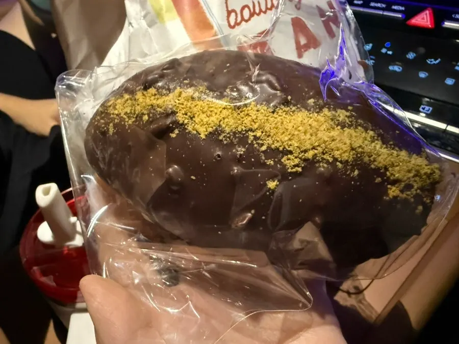 車の中で開けたチョコクリーム塩パン
