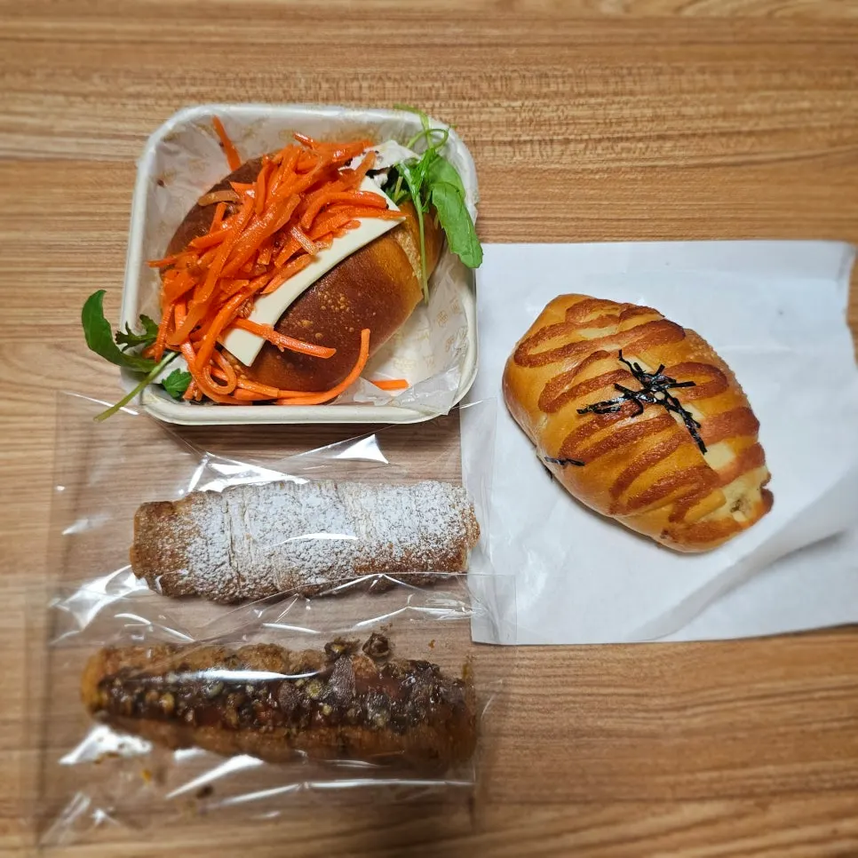 Bread packed to go from Boulangerie Tan, Hyundai Department Store KINTEX