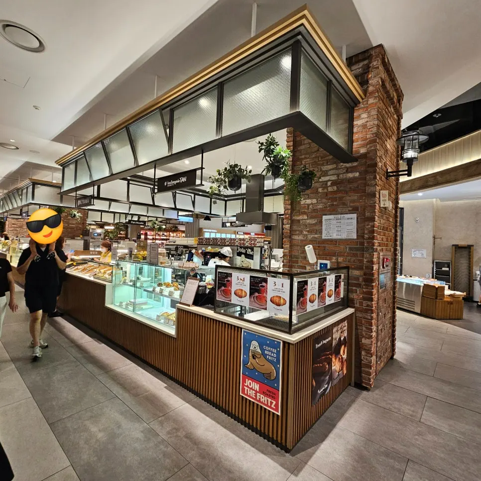 Entrance to the bakery on basement level 1 of Hyundai Department Store KINTEX