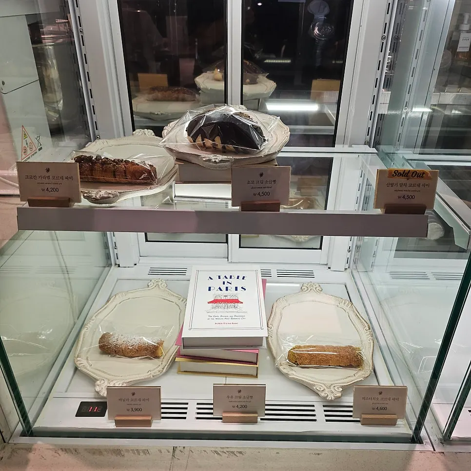Long bread showcase with name tags on each item