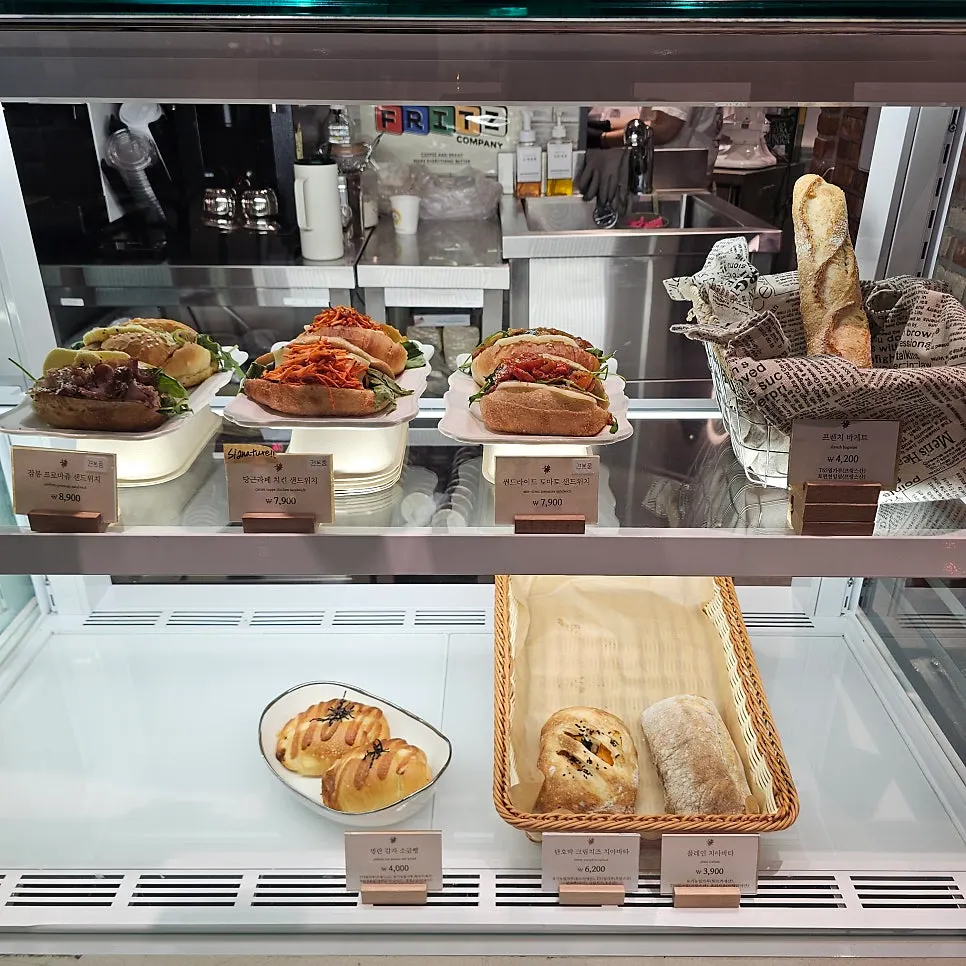 Display shelf with baguette and ciabatta
