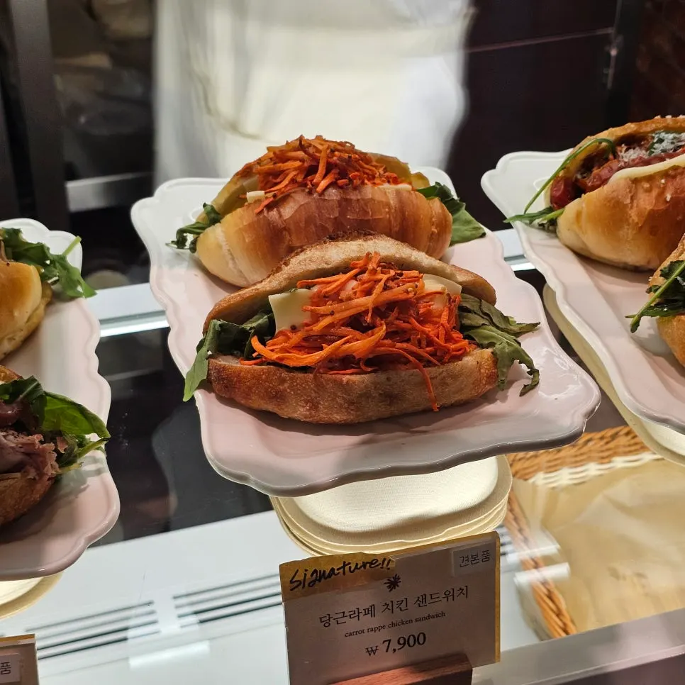Sandwich display case with several varieties