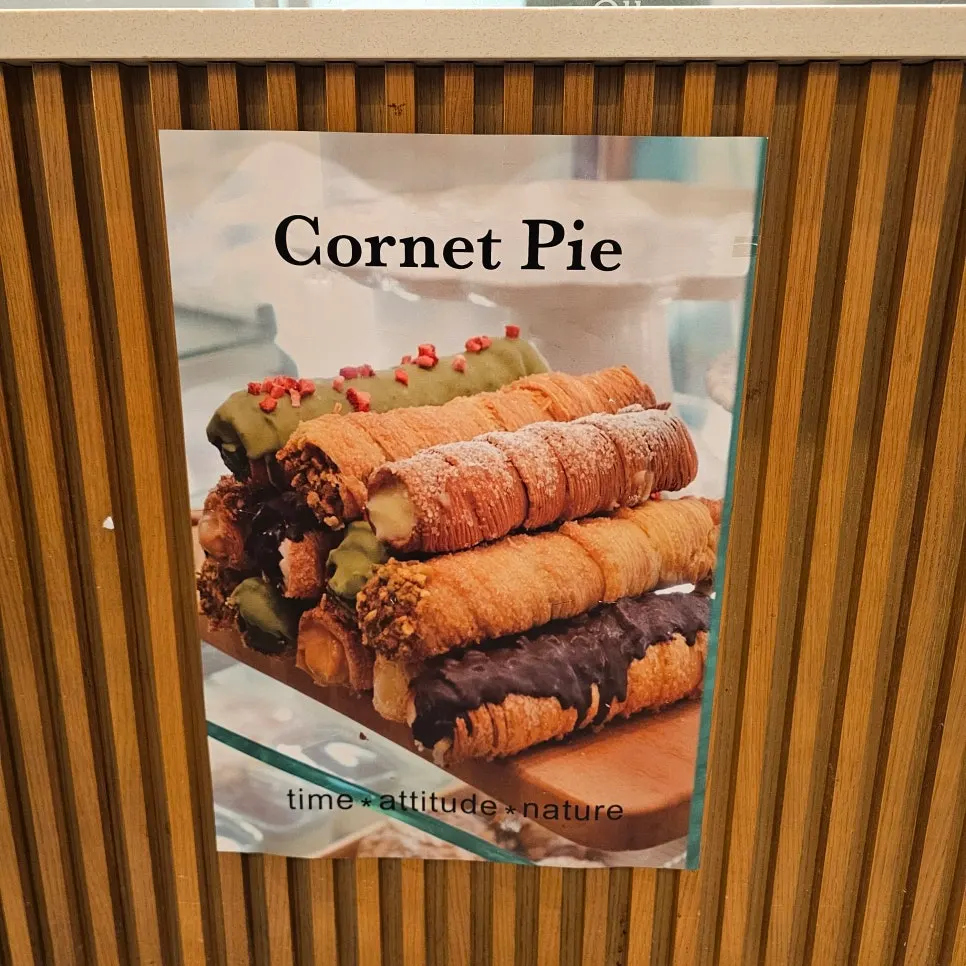 Store wall with a guide to cornet pies