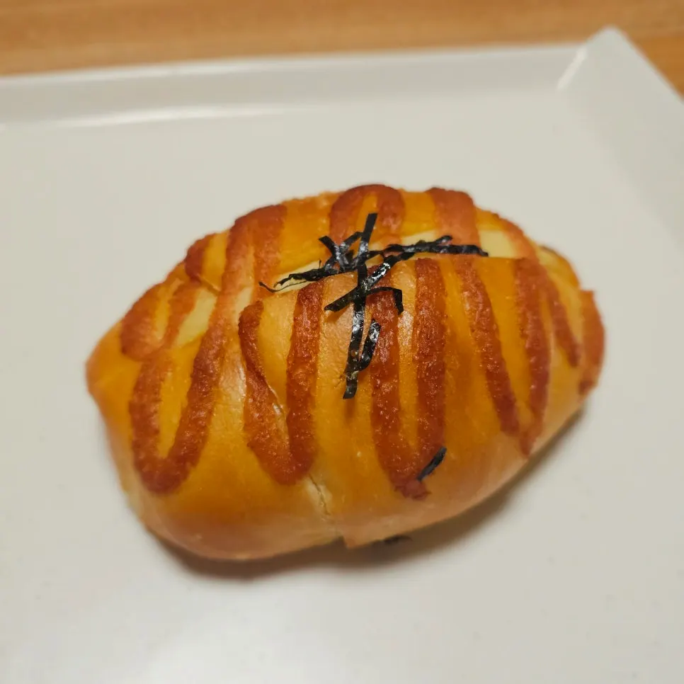 Mentaiko potato salt bread topped with seaweed