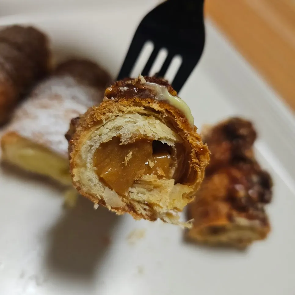 Cross-section of a cornet pie showing its crisp exterior